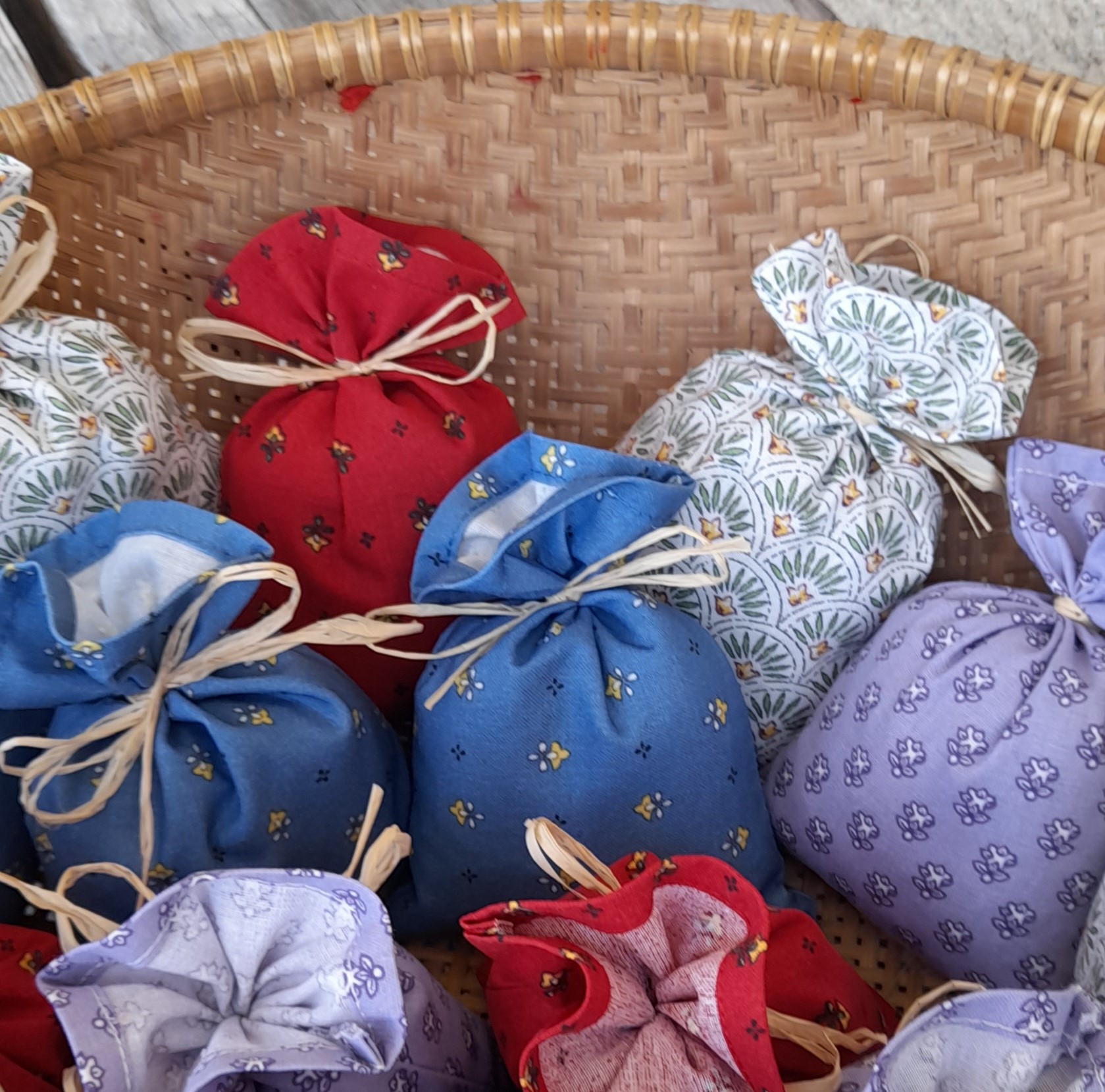 Sachet de fleurs de lavandin bio , tissu proven&ccedil;al