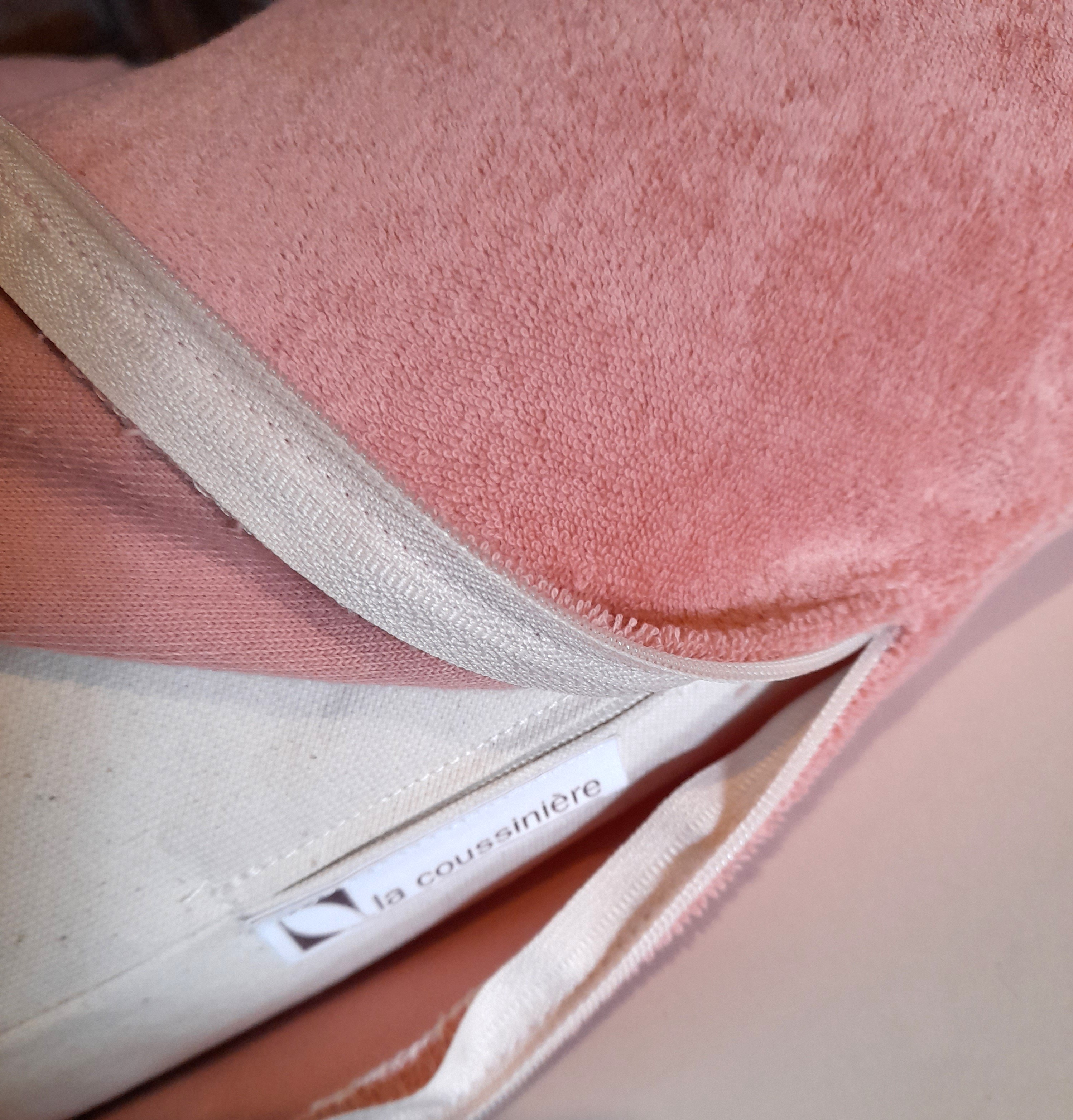 Coussin rose déhoussable avec étiquette de marque La Coussinière.