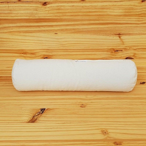 Coussin cylindrique blanc La Coussinière sur fond bois.